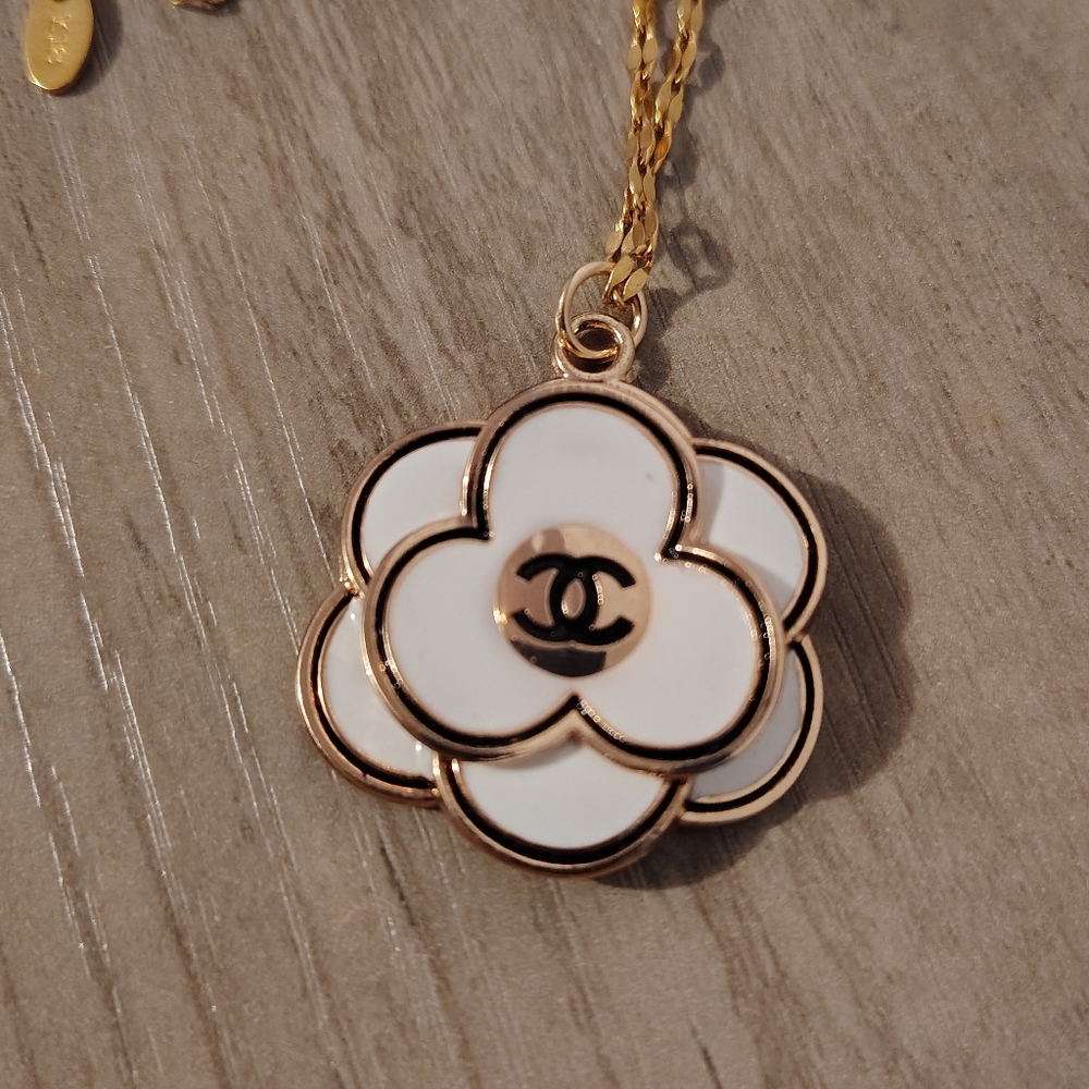 CHANEL Camellia Zipper Pull/18k Gold Necklace - Picture 3 of 6
